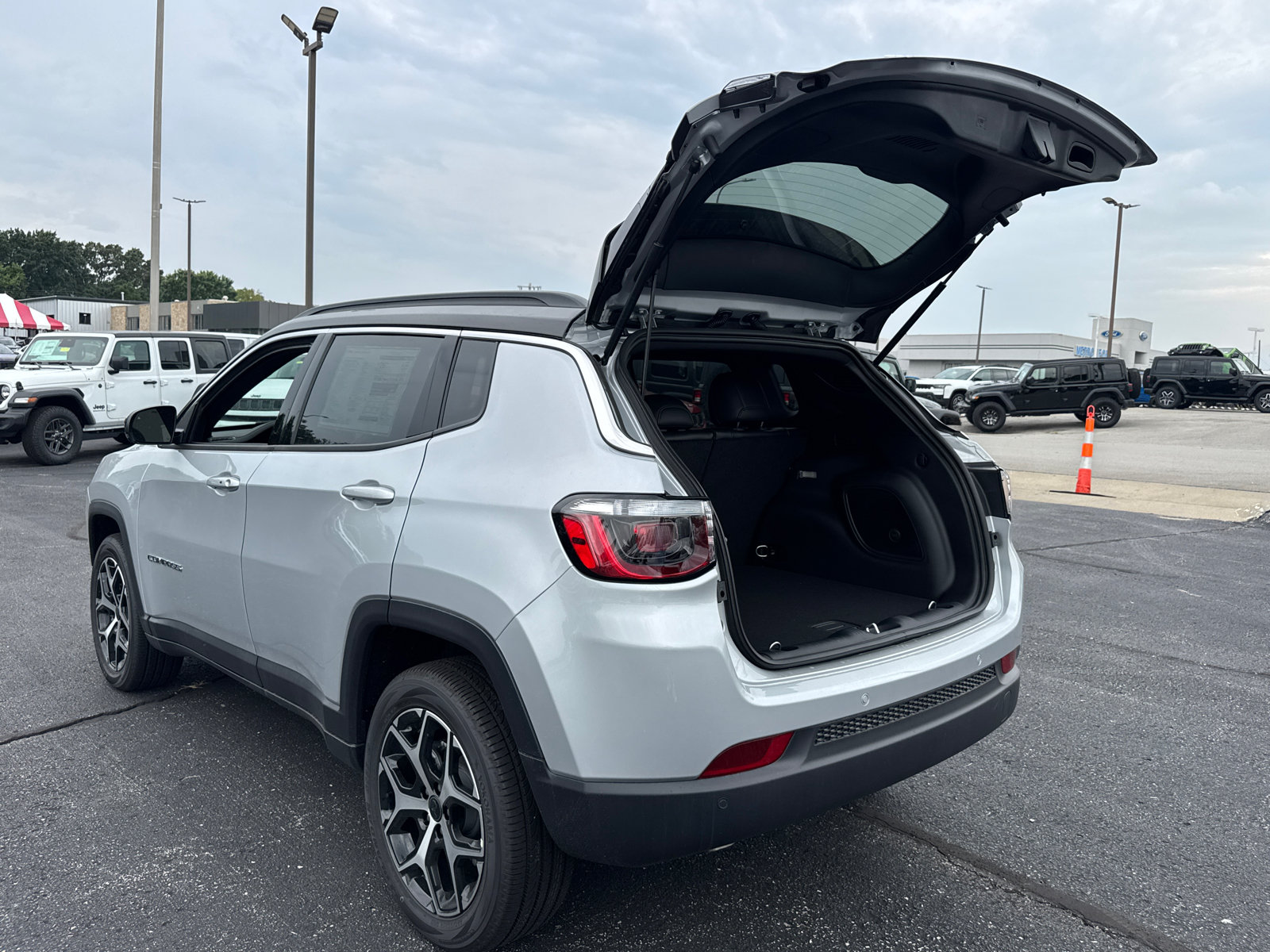 New 2026 Jeep Compass Limited w/ Sun, Sound & Navigation Group AWD/4WD image 18