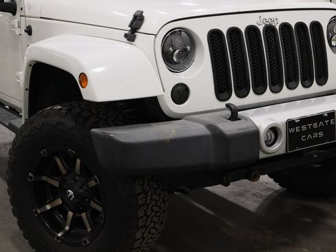 Used 2012 Jeep Wrangler Unlimited Sahara w/ Max Tow Pkg AWD/4WD image 41