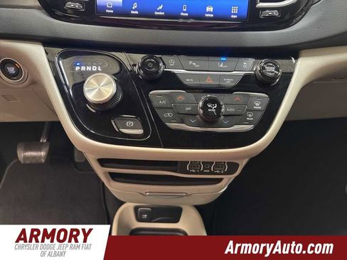 Used 2023 Chrysler Pacifica Touring-L image 19