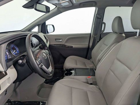 Used 2020 Toyota Sienna XLE w/ XLE Navigation Package FWD image 12