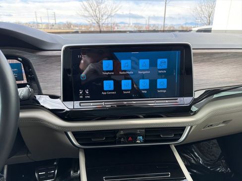 Certified 2025 Volkswagen Atlas SEL Premium R-Line image 20