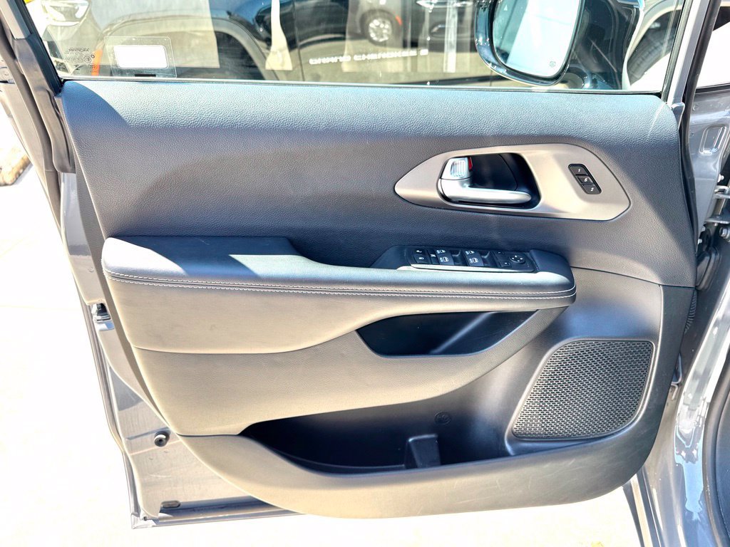 Used 2025 Chrysler Pacifica Select FWD image 10