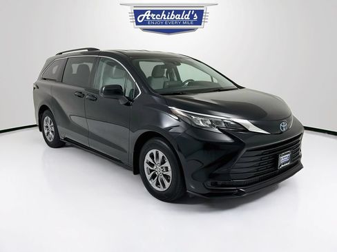 Used 2024 Toyota Sienna LE FWD image 1