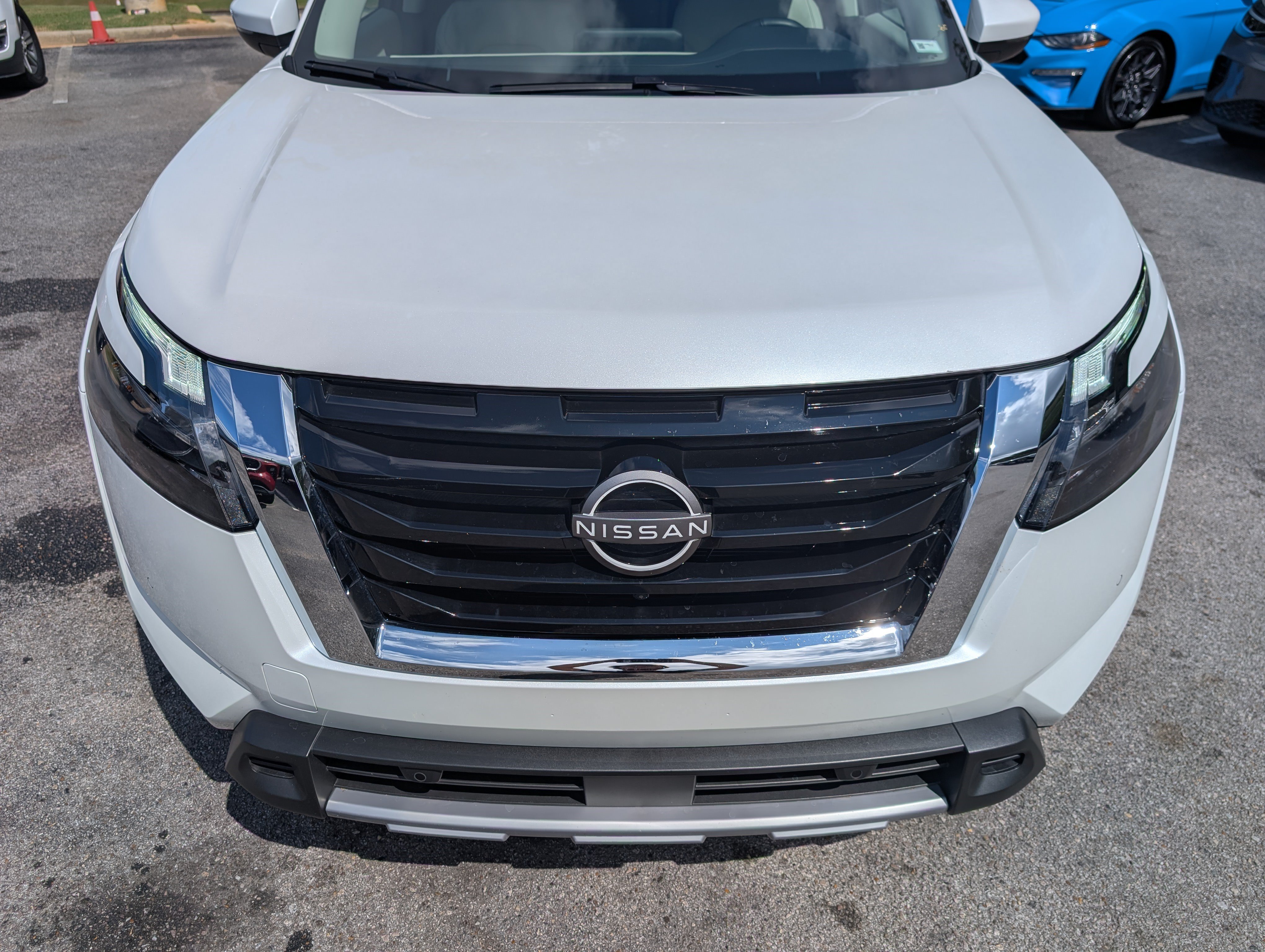 Used 2025 Nissan Pathfinder SL FWD image 12