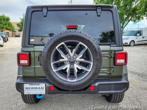 Used 2024 Jeep Wrangler Unlimited w/ Convenience Group AWD/4WD image 6