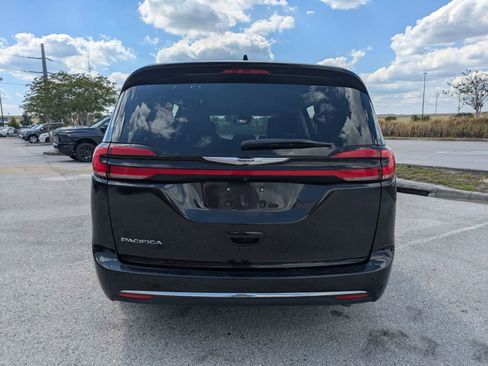 Used 2023 Chrysler Pacifica Touring-L FWD image 5