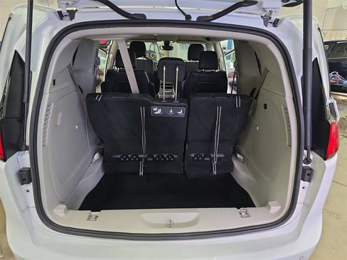 Used 2018 Chrysler Pacifica Touring-L image 13