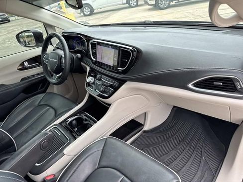 Used 2022 Chrysler Pacifica Limited AWD/4WD image 32