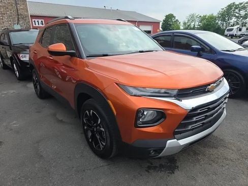 Used 2023 Chevrolet TrailBlazer LT w/ Convenience Package FWD image 2