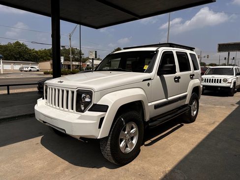 Used 2009 Jeep Liberty Sport w/ Popular Equipment Group AWD/4WD image 4