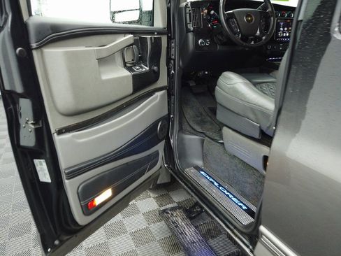 Used 2023 Chevrolet Express 2500 Extended image 16
