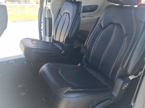 Used 2023 Chrysler Pacifica Touring-L image 13