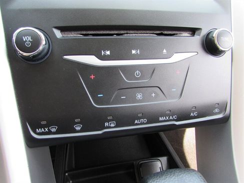 Used 2014 Ford Fusion SE FWD image 19