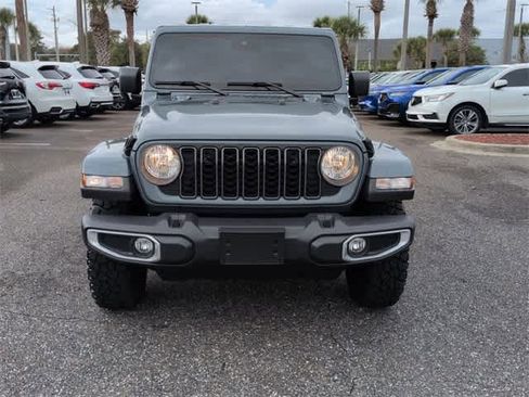 Used 2025 Jeep Gladiator Sport image 3