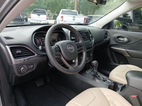 Used 2019 Jeep Cherokee Latitude w/ Popular Appearance Group FWD image 18