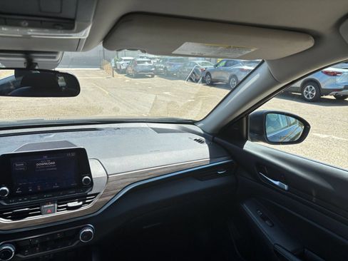 Used 2025 Nissan Altima 2.5 SV FWD image 35