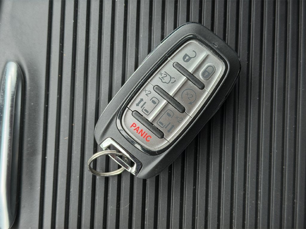 Used 2023 Chrysler Pacifica Limited w/ Uconnect Theater Family Group FWD image 31