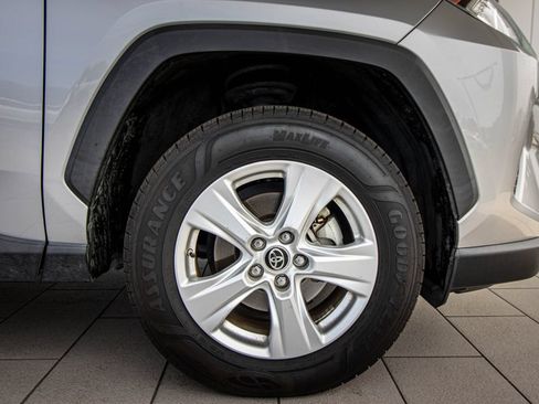 Used 2019 Toyota RAV4 XLE AWD/4WD image 5