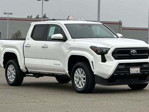 Used 2025 Toyota Tacoma SR5 image 5