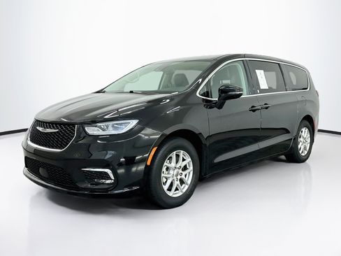 Used 2024 Chrysler Pacifica Touring-L FWD image 3