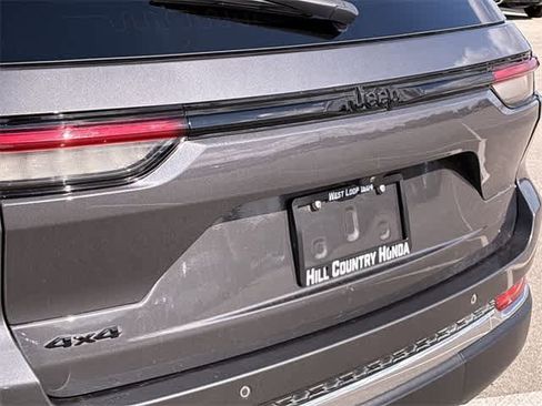 Used 2024 Jeep Grand Cherokee Laredo image 13