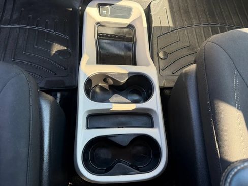 Used 2020 Chrysler Voyager L FWD image 29