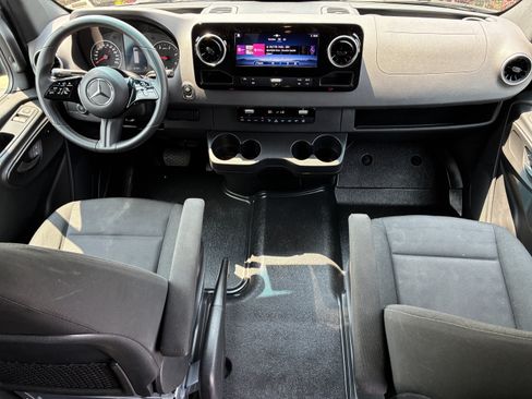 Used 2025 Mercedes-Benz Sprinter 2500 image 18