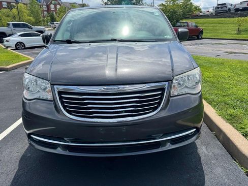 Used 2015 Chrysler Town & Country Touring w/ Driver Convenience Group FWD image 2