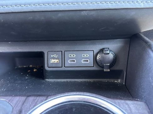 Used 2024 Toyota Highlander Limited image 34