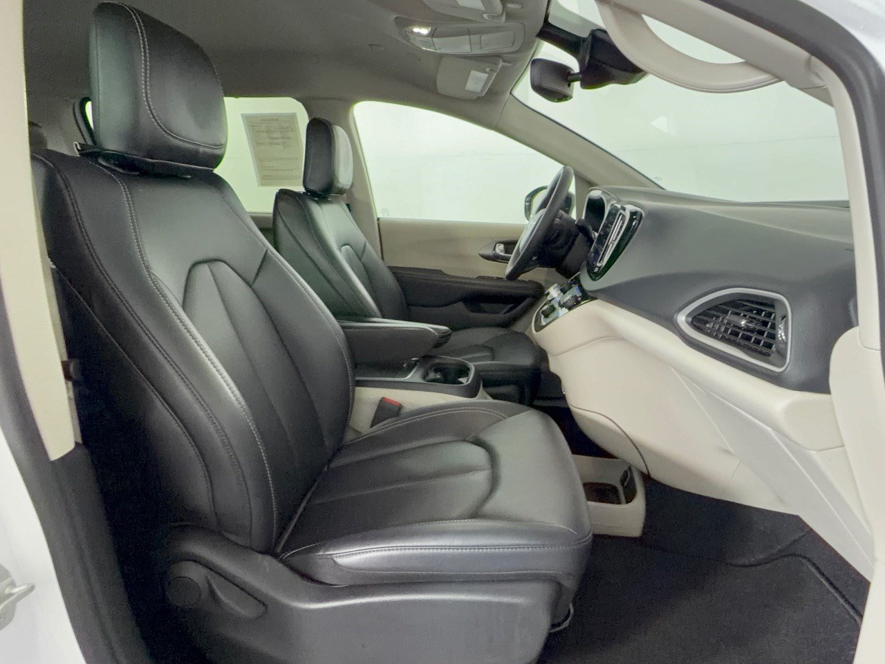Used 2024 Chrysler Pacifica Touring-L FWD image 30