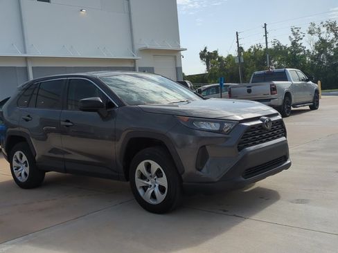 Used 2022 Toyota RAV4 LE FWD image 3