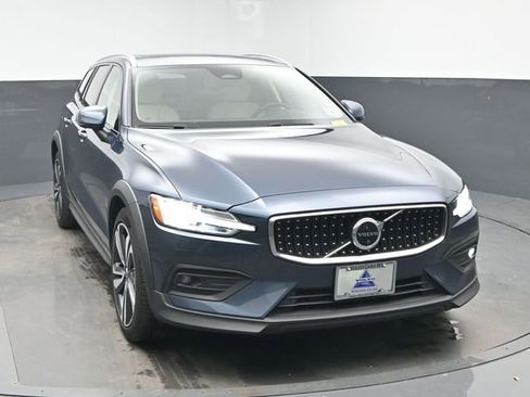 Used 2023 Volvo V60 B5 Cross Country Plus image 2