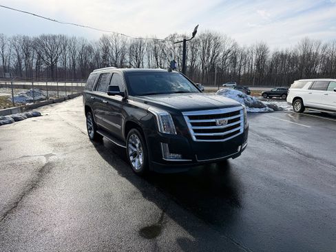 Used 2019 Cadillac Escalade Luxury image 3