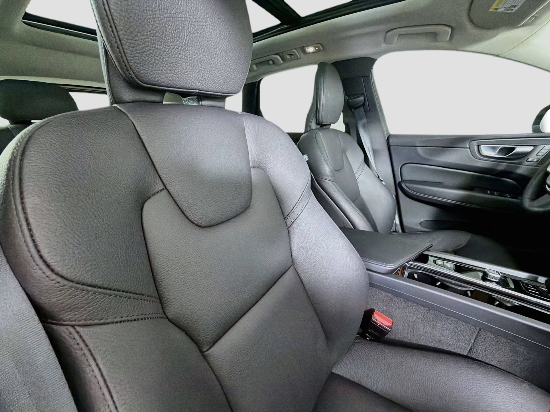 Certified 2024 Volvo XC60 B5 Plus AWD/4WD image 28