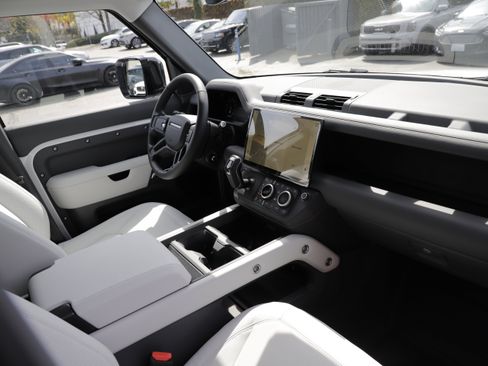New 2026 Land Rover Defender 110 X-Dynamic SE AWD/4WD image 13
