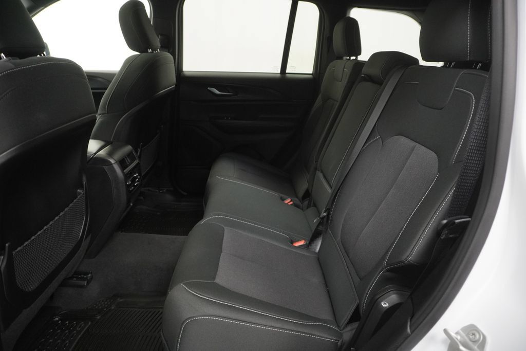 Certified 2025 Jeep Grand Cherokee Laredo X AWD/4WD image 12