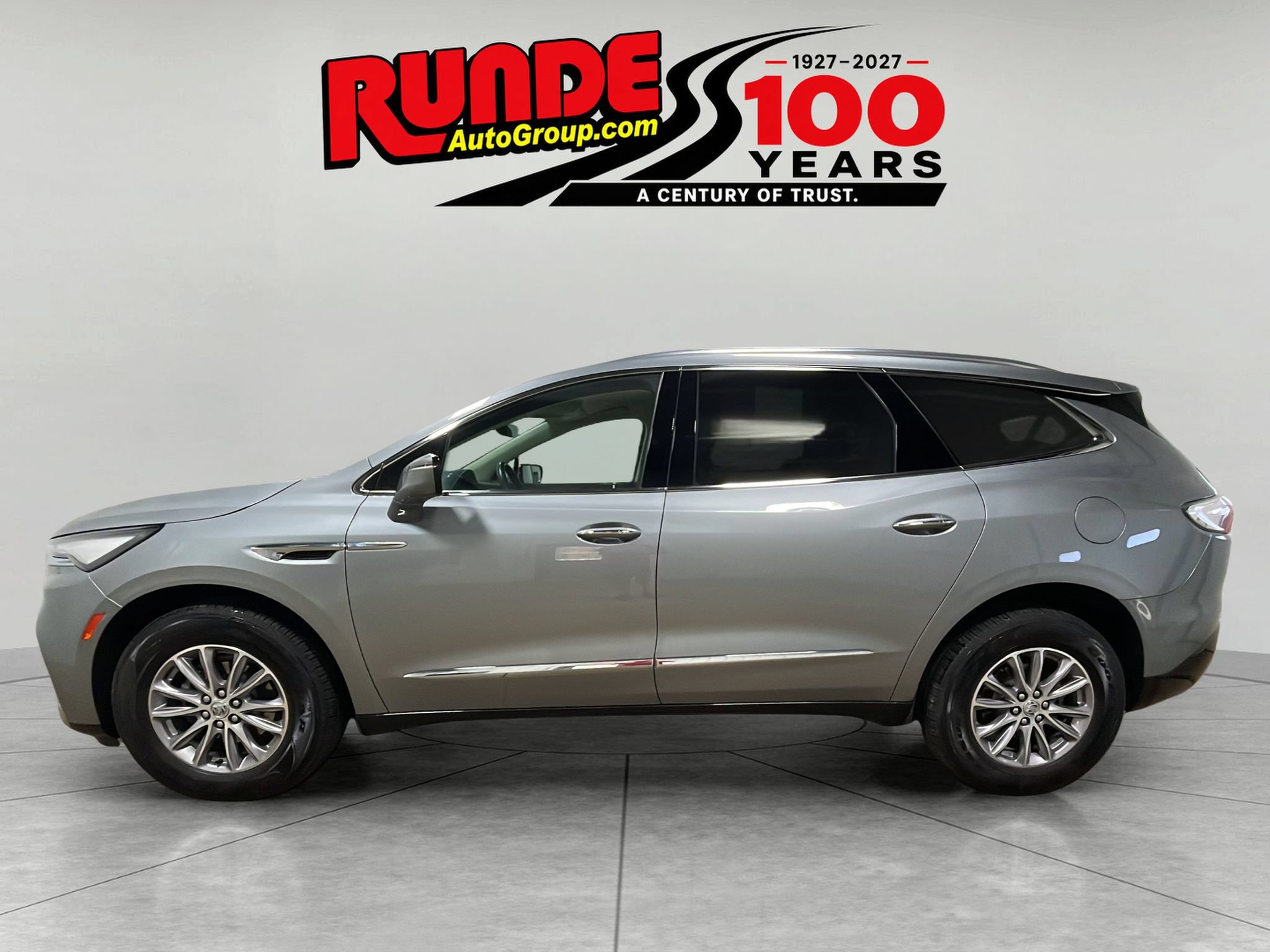 Used 2023 Buick Enclave Essence AWD/4WD image 2