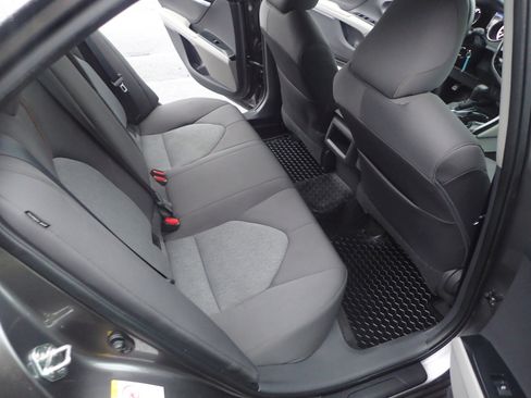 Used 2018 Toyota Camry LE image 11