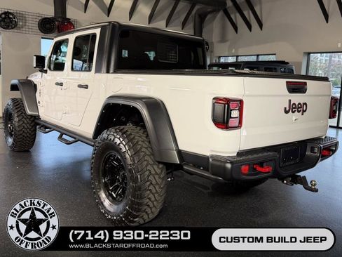 Used 2024 Jeep Gladiator Rubicon w/ Technology Group AWD/4WD image 9
