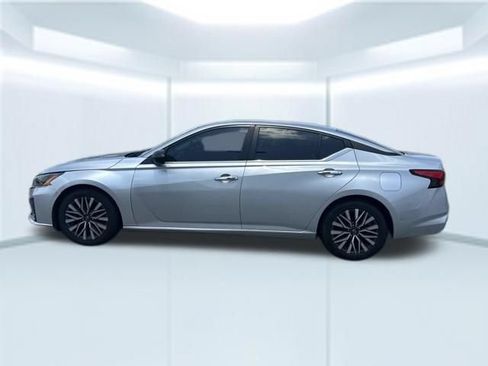 Used 2024 Nissan Altima 2.5 SV FWD image 10