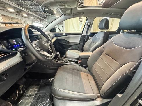 Used 2024 Volkswagen Taos SE w/ Panoramic Sunroof Package image 16