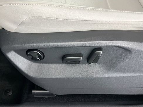 Used 2019 Volkswagen Tiguan SE image 18