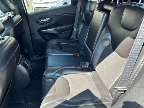 Used 2020 Jeep Cherokee Latitude Plus w/ Cold Weather Group AWD/4WD image 22