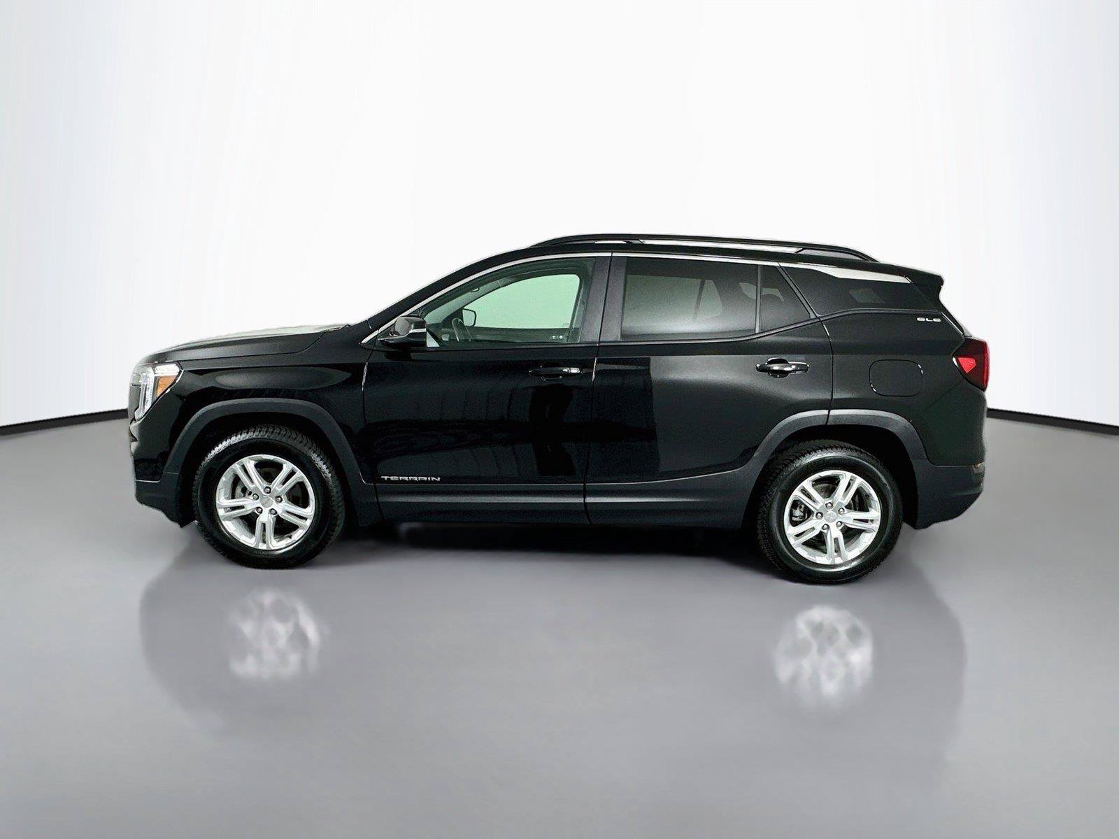 Used 2023 GMC Terrain SLE w/ Driver Convenience Package AWD/4WD image 8
