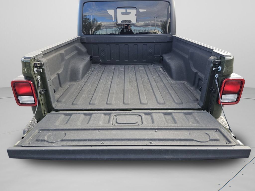 Used 2023 Jeep Gladiator Sport AWD/4WD image 24