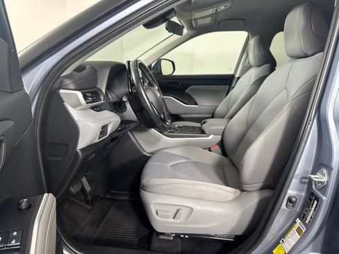 Used 2021 Toyota Highlander LE AWD/4WD image 11