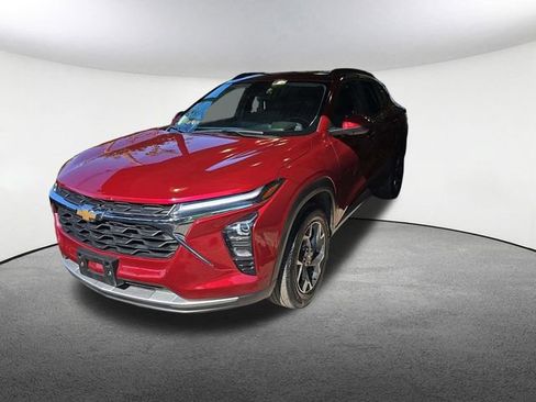 Used 2025 Chevrolet Trax LT w/ LT Convenience Package FWD image 2