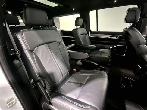 Used 2024 Jeep Wagoneer Series II image 26