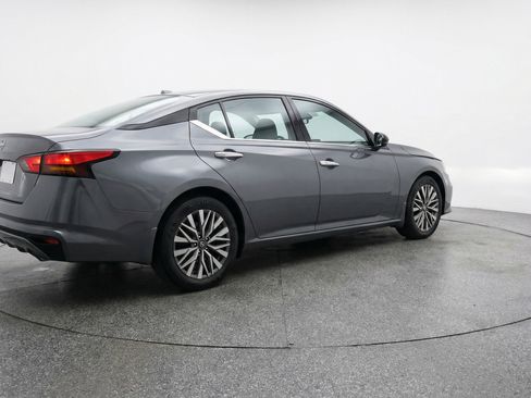 Used 2025 Nissan Altima 2.5 SV FWD image 9