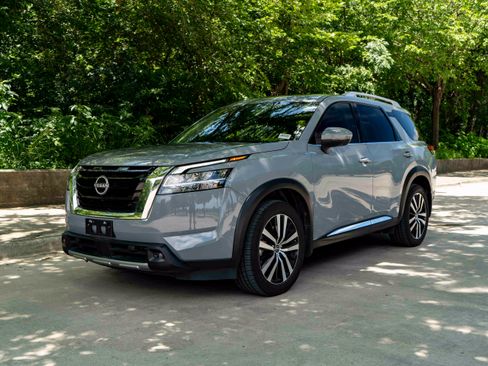 Used 2023 Nissan Pathfinder Platinum FWD image 5